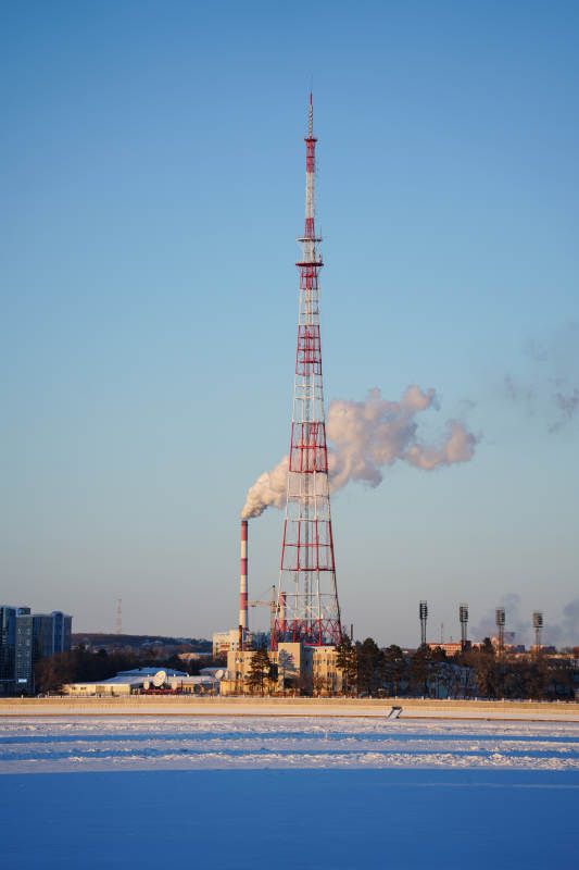 俄罗斯雪原上的高塔烟囱图片