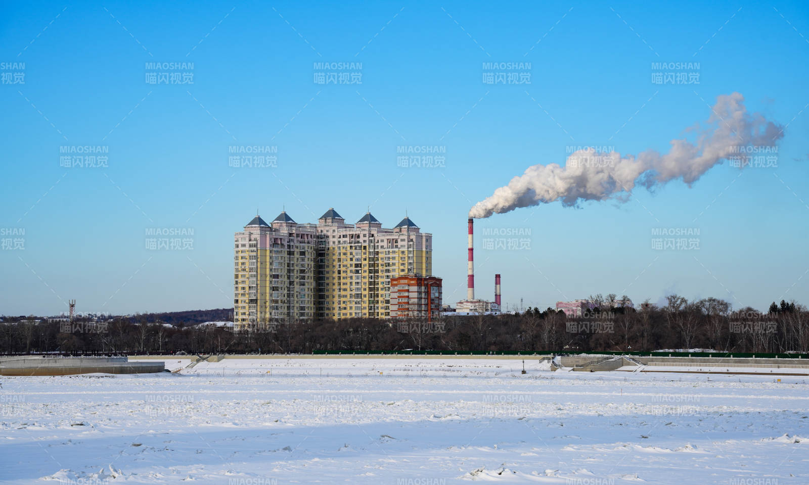 俄罗斯雪原上的烟雾图片