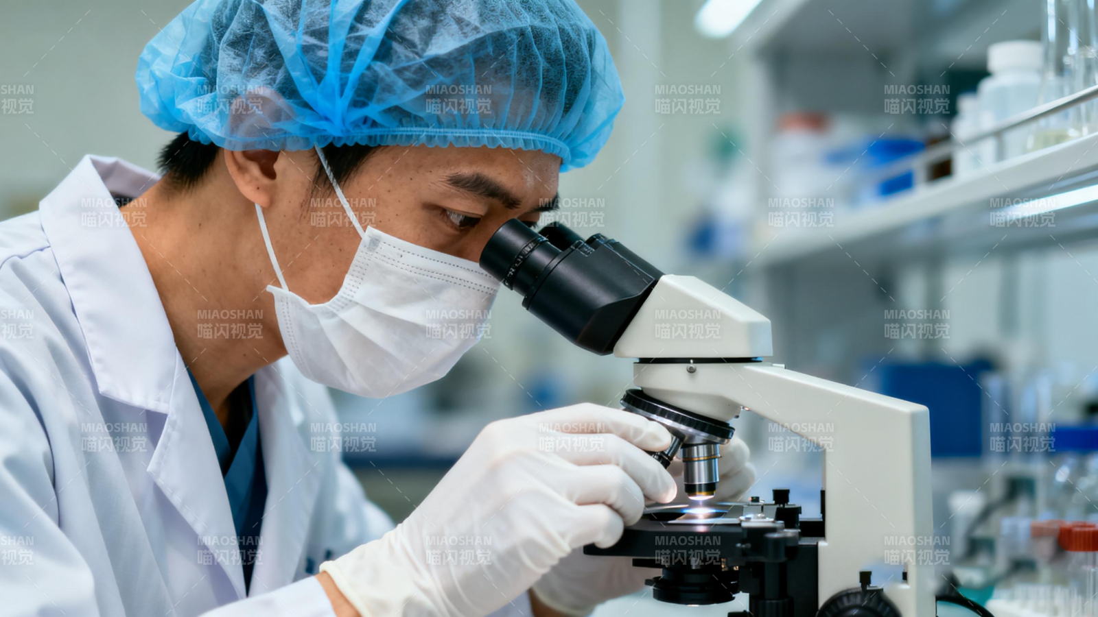 实验室科研人员显微观察图片
