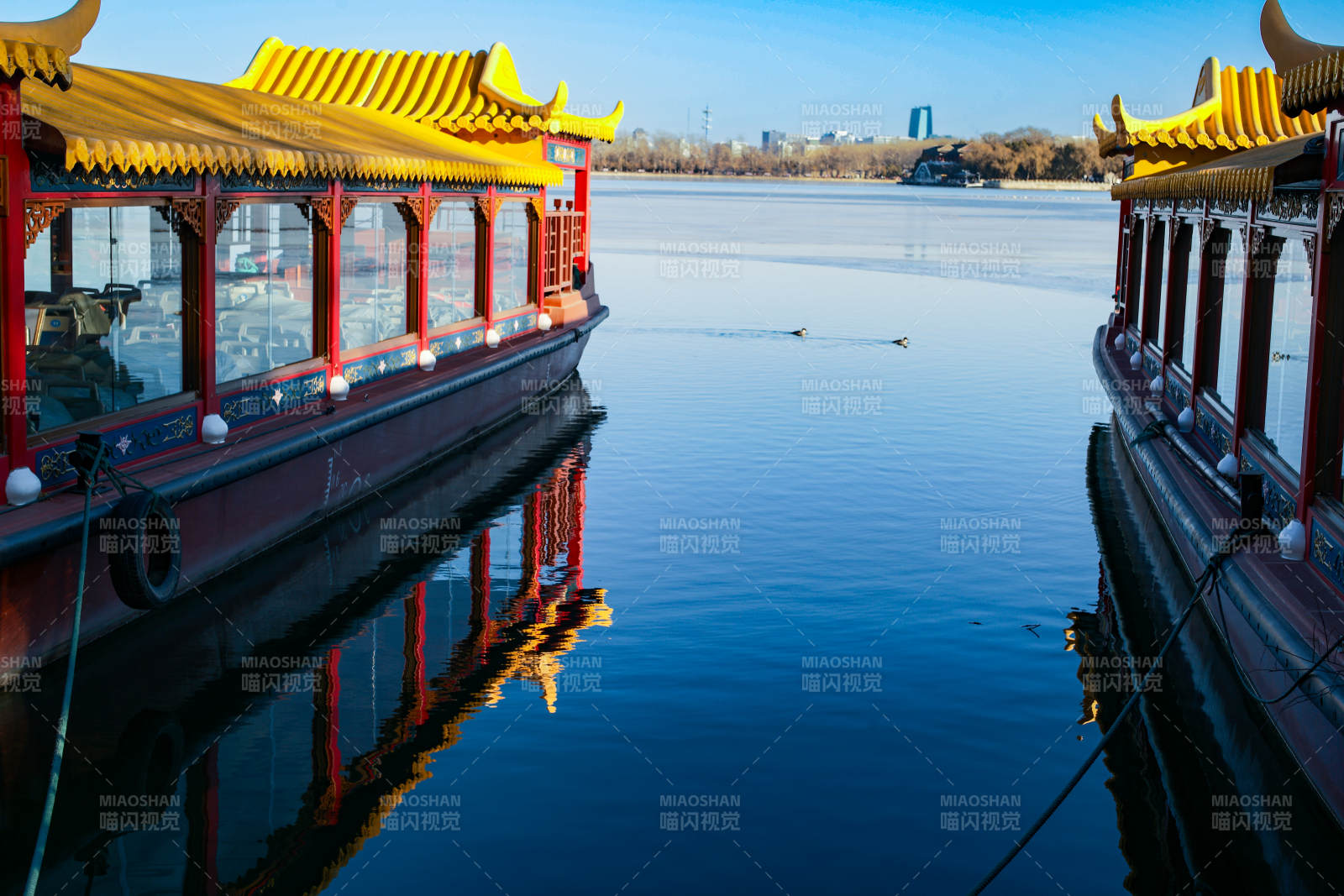 颐和园湖上画舫静谧景图片