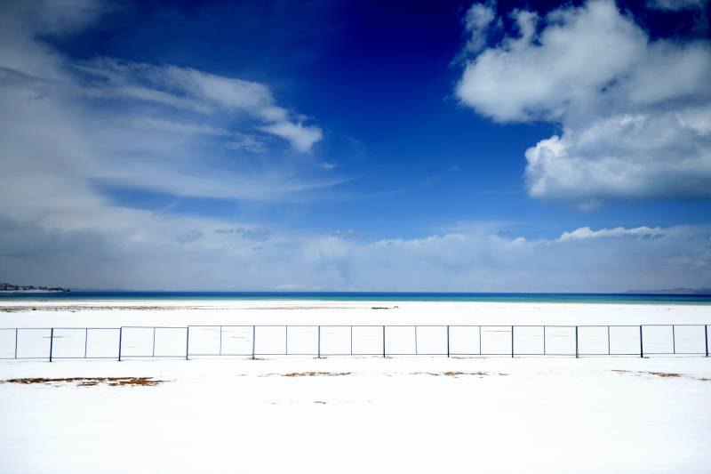 西藏雪原蓝天白云图片