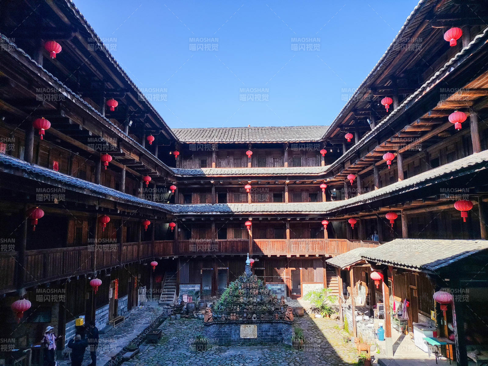 福建土楼庭院红灯映图片