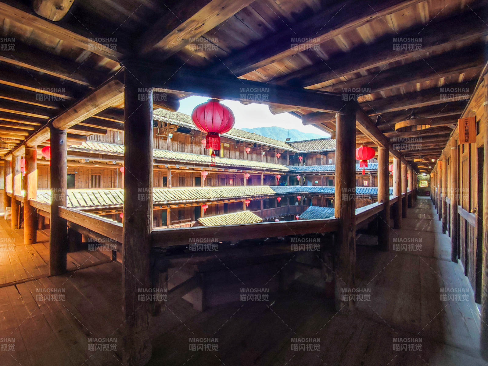 福建土楼古厝长廊红灯笼图片