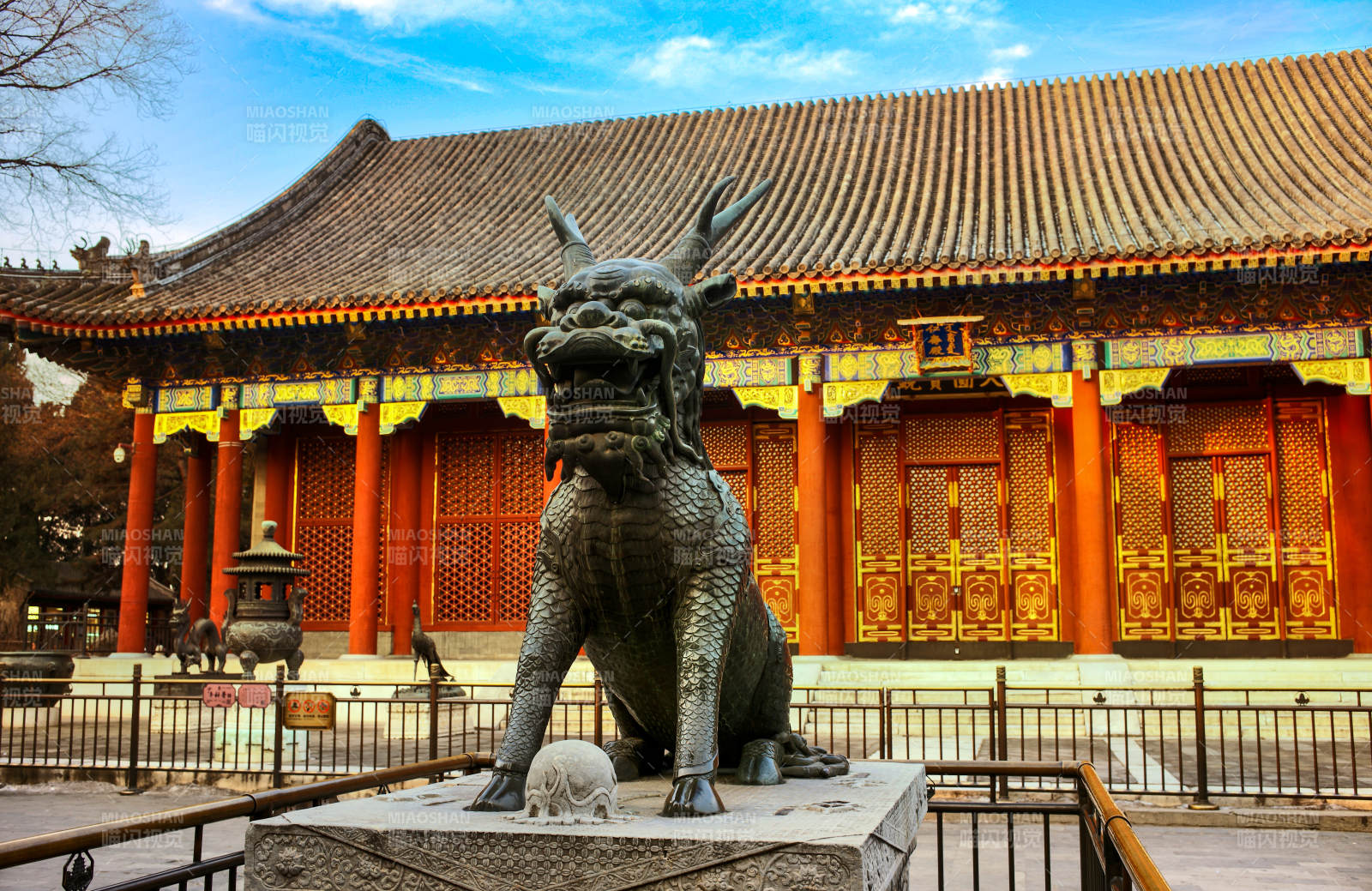 颐和园古殿前的石狮守卫图片