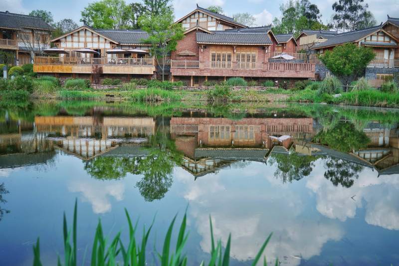 成都农家乐湖畔木屋倒影图片