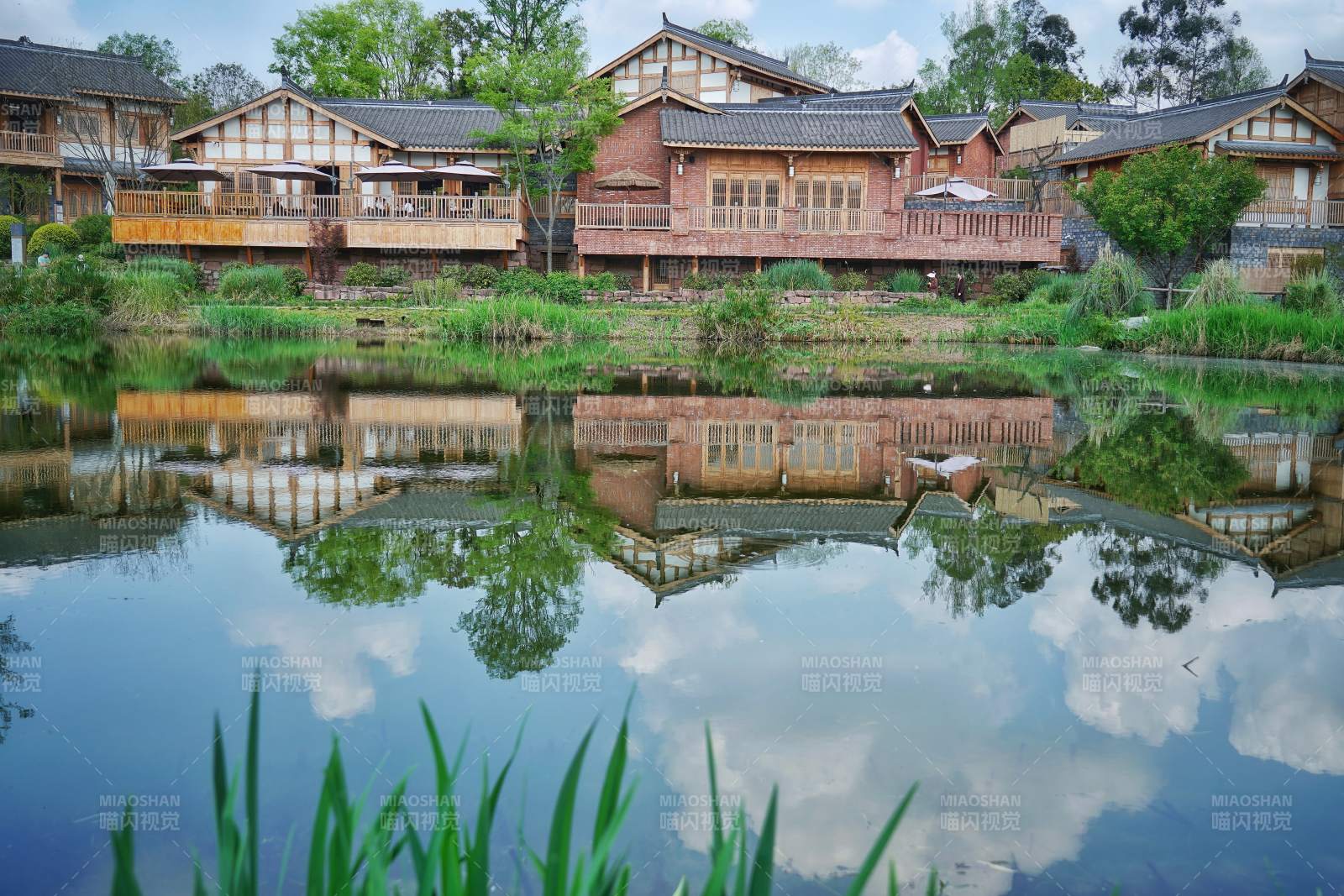 成都农家乐湖畔木屋倒影图片