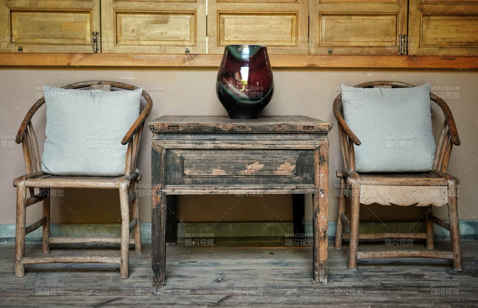 成都农家乐古朴木椅与茶几图片