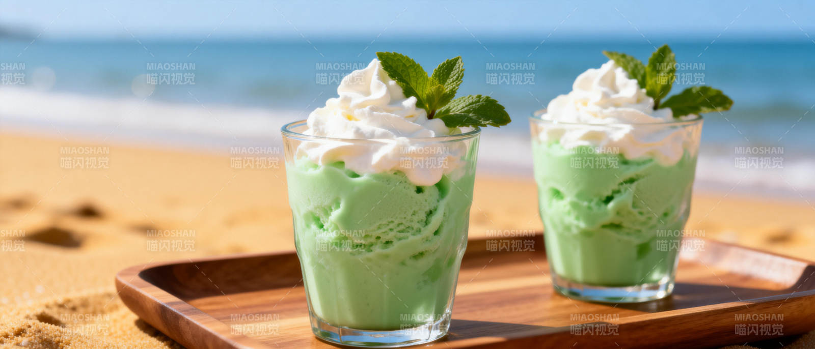 海滩上的抹茶甜品图片