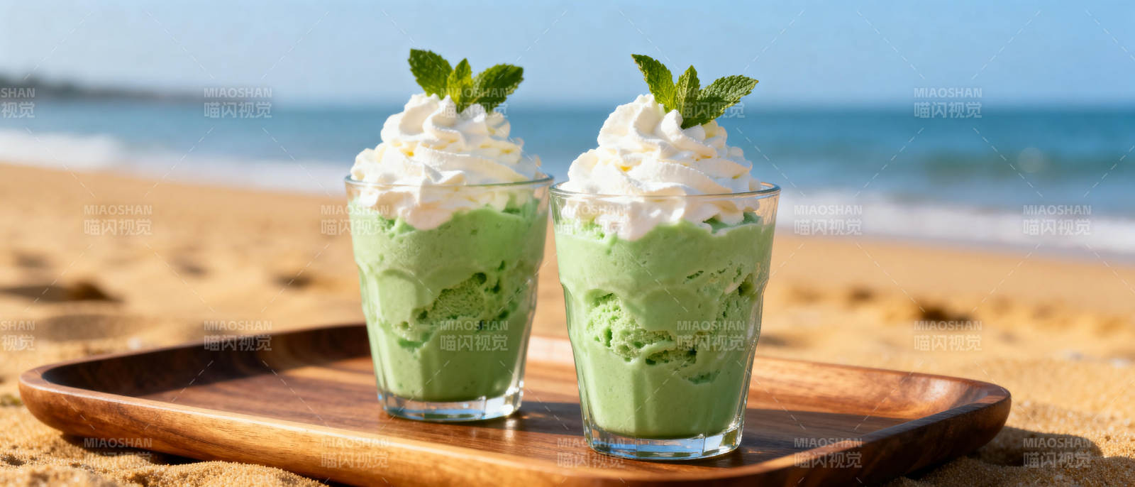 沙滩上的抹茶甜品图片