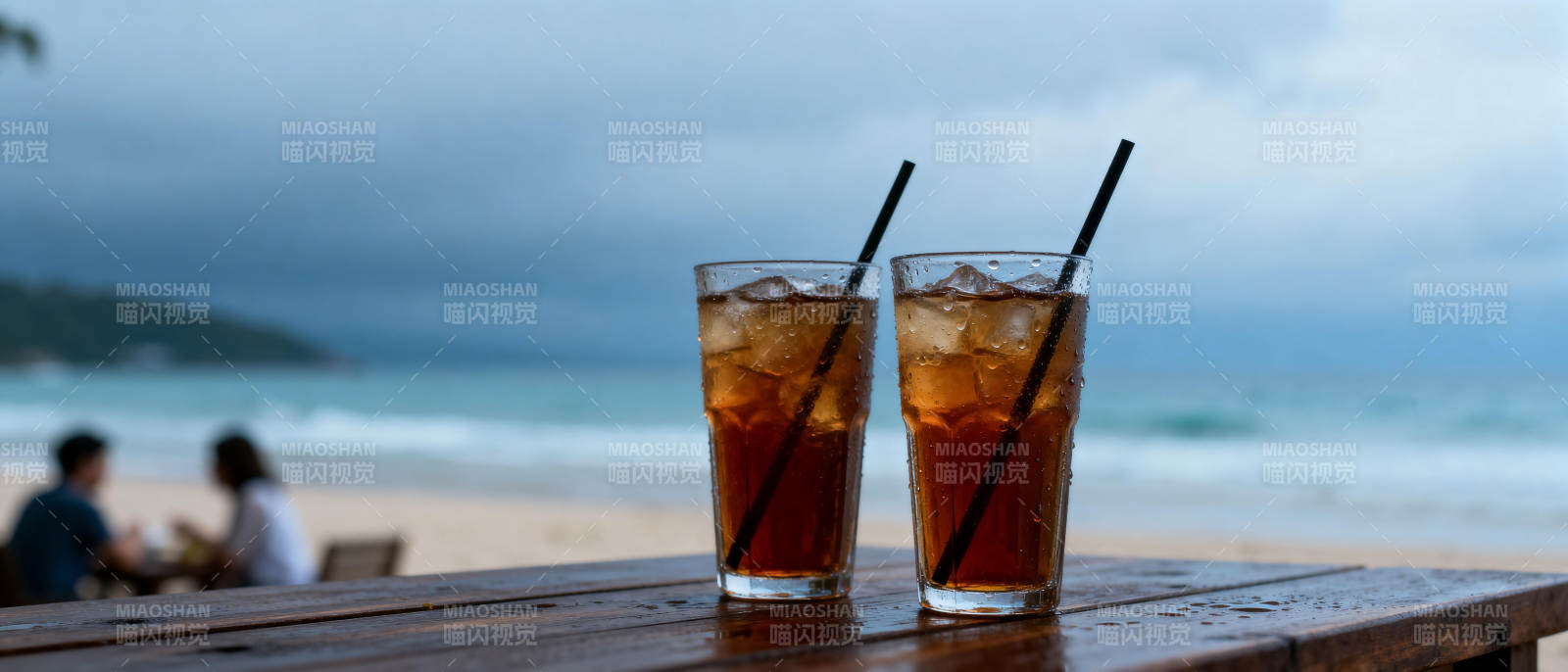 海滩上的冰饮时光图片