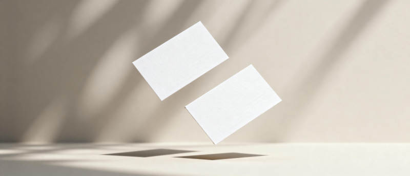 光影中的悬浮卡片图片