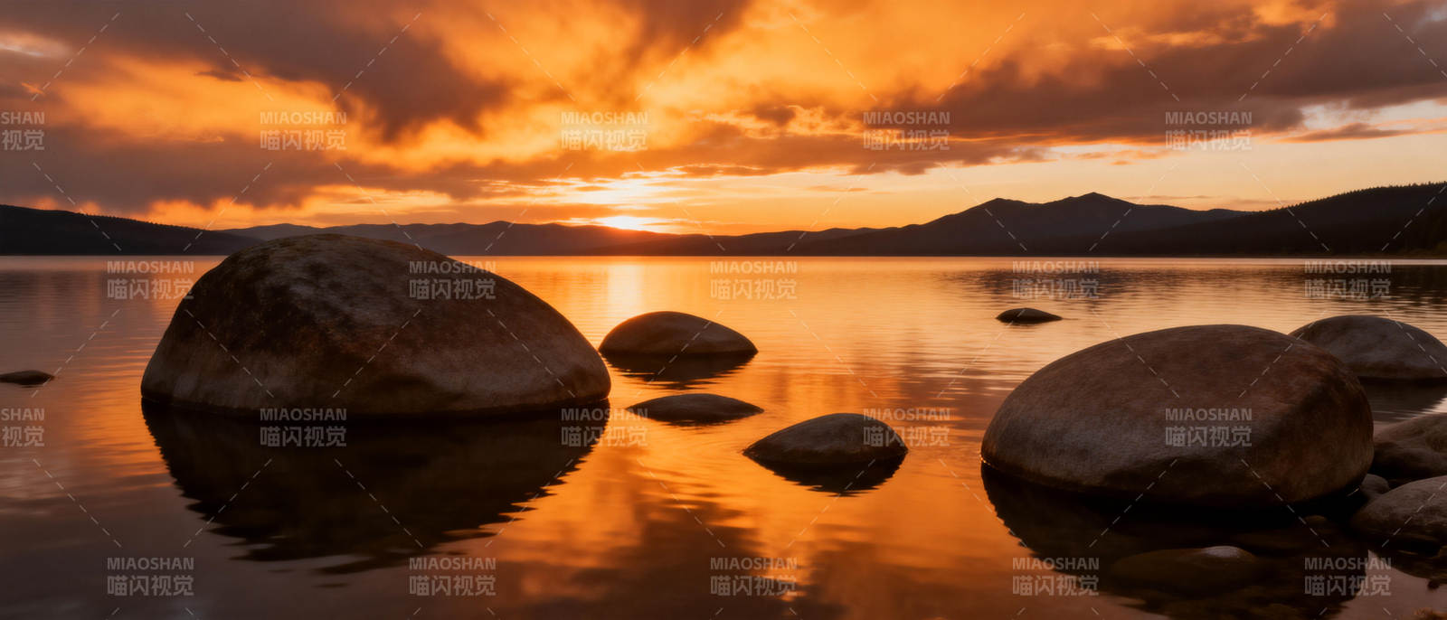 湖畔日落静谧景图片
