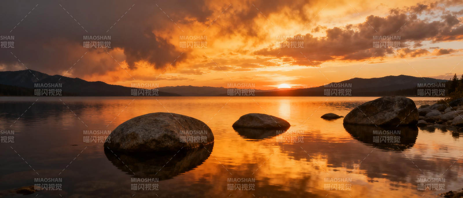 湖畔夕阳映石影图片