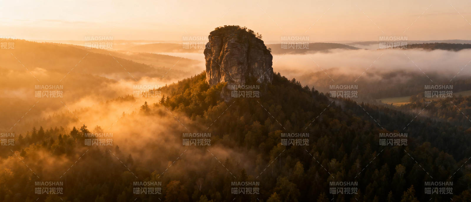 晨雾缭绕山巅图片