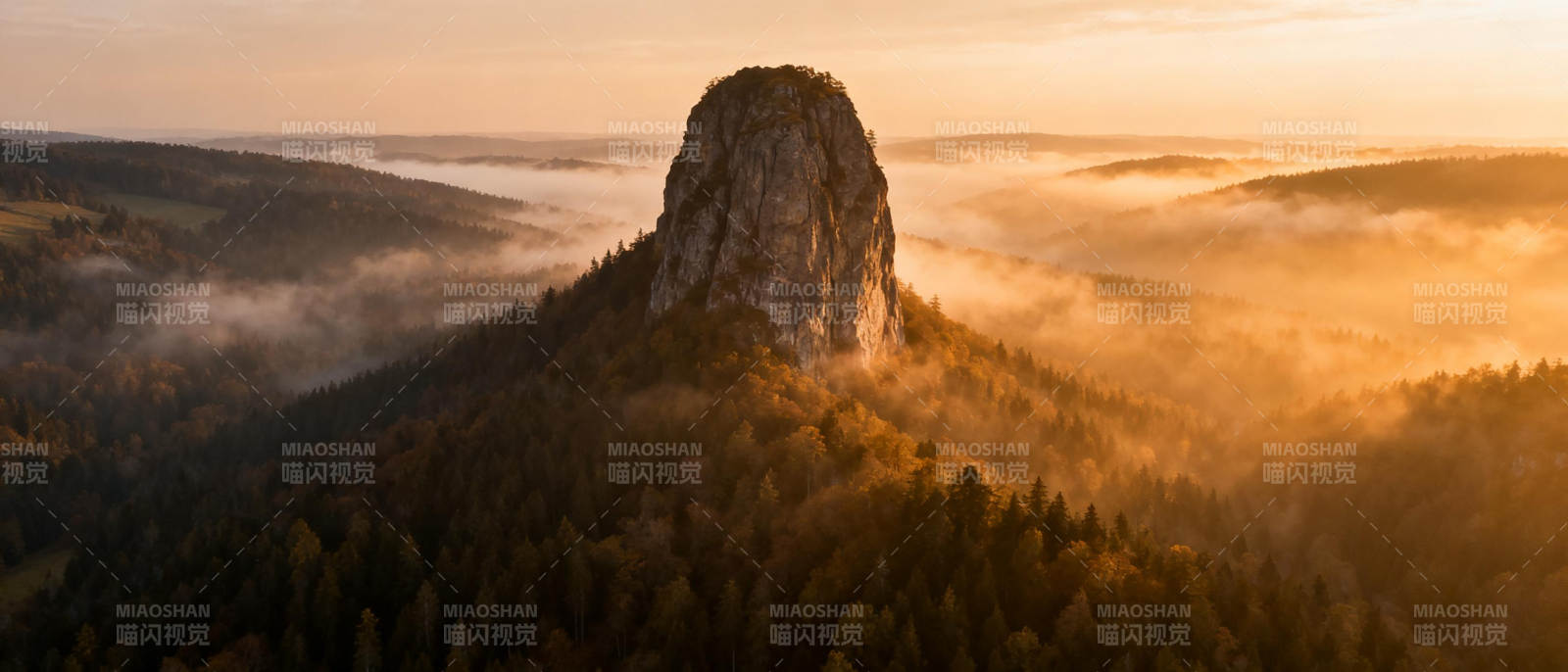 晨雾中的孤峰图片