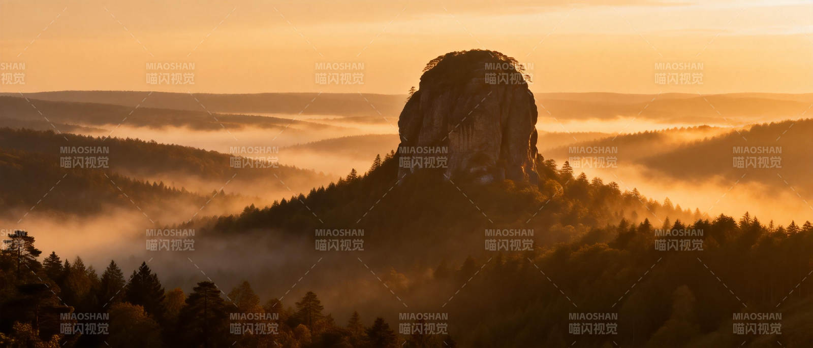 晨雾中的孤峰图片