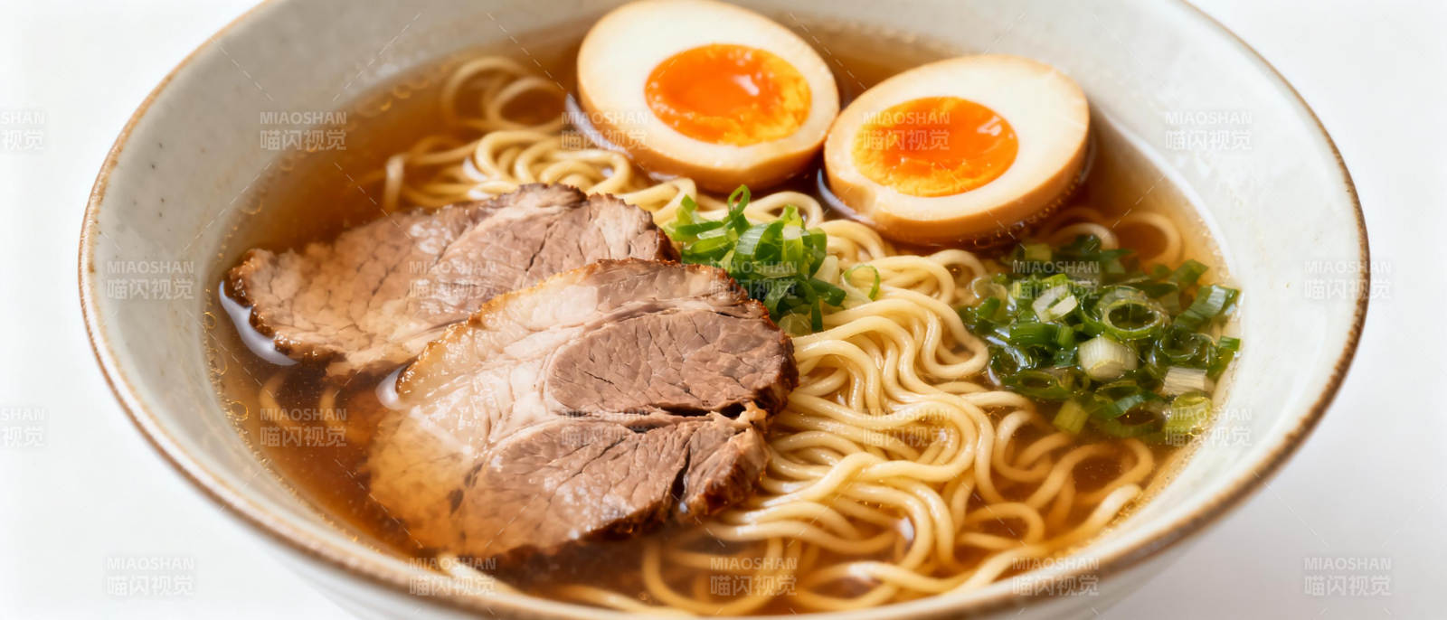 美味拉面配溏心蛋图片