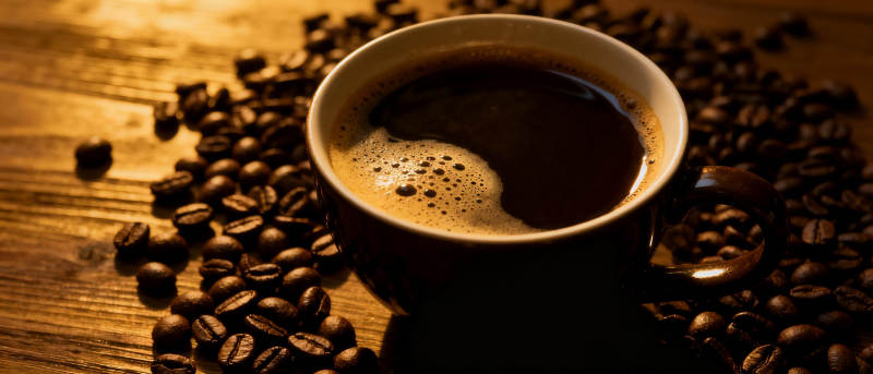 咖啡香浓 豆满桌图片