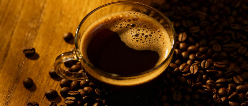 咖啡香浓 豆粒环绕图片