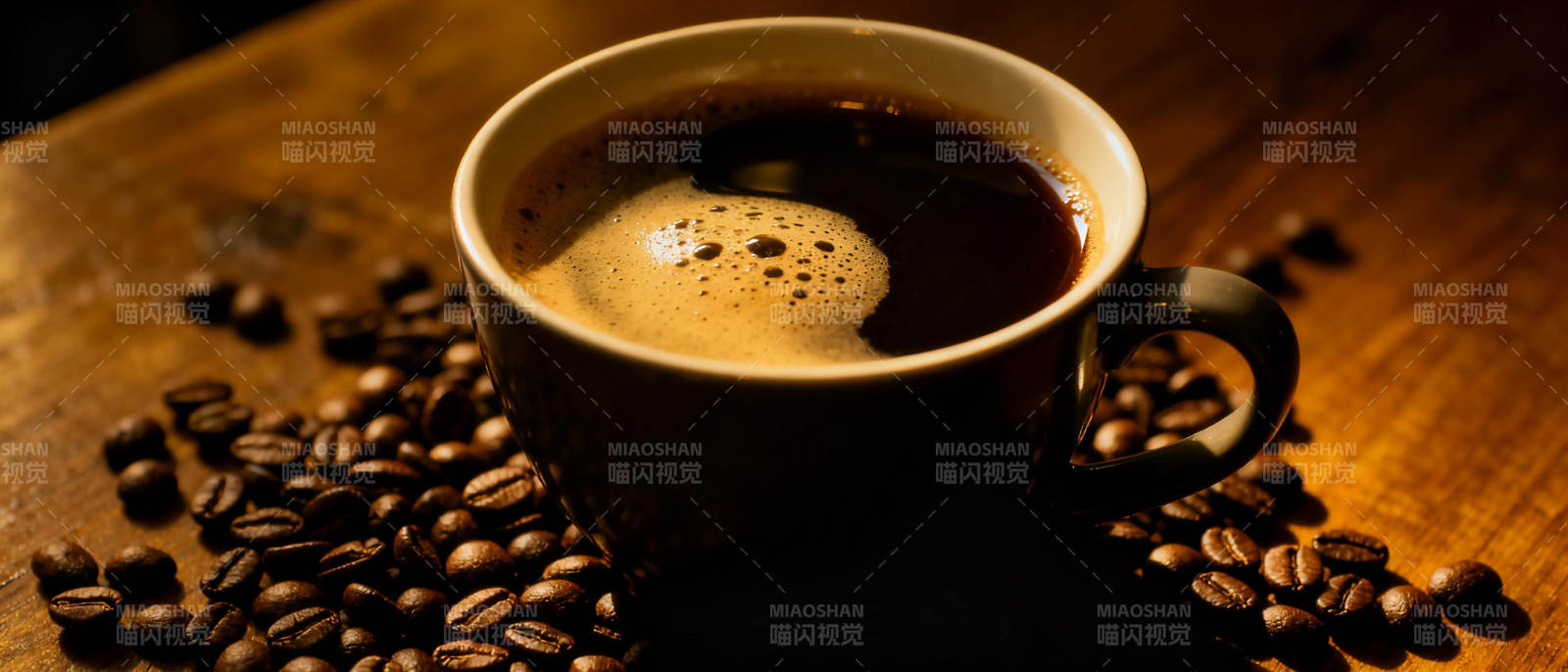 咖啡香浓 豆粒环绕图片