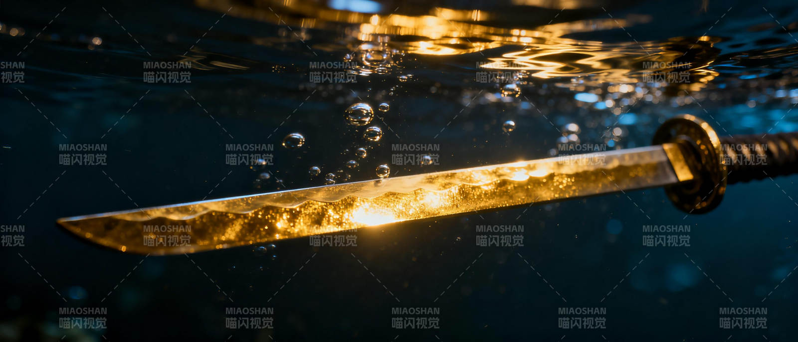 水中刀光闪烁图片