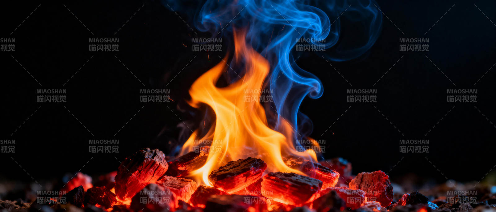 火焰燃烧的瞬间图片