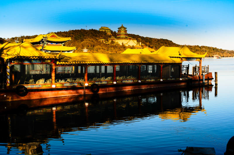 颐和园湖上古舫映山色图片