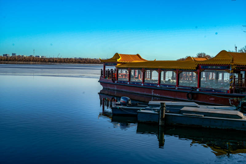 颐和园湖畔古舫静泊图片