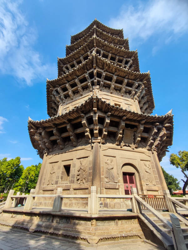 泉州开元寺古塔巍峨映蓝天图片