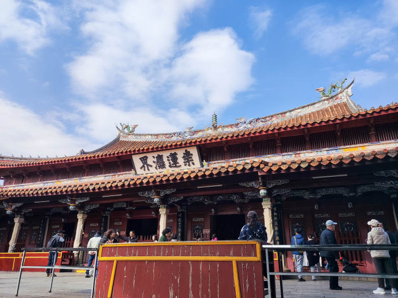 泉州开元寺楼前游人如织图片