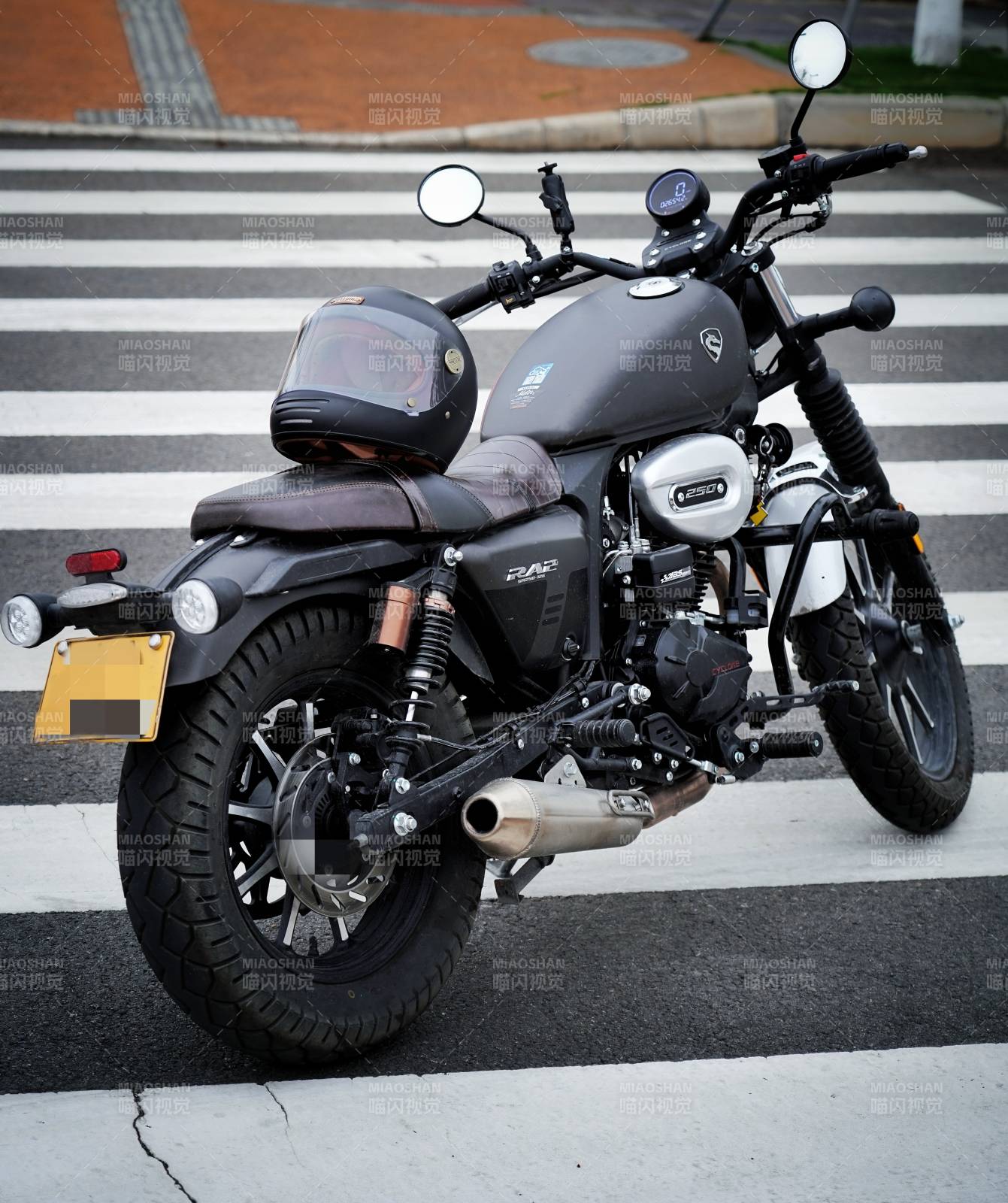 黑色摩托车停在斑马线图片