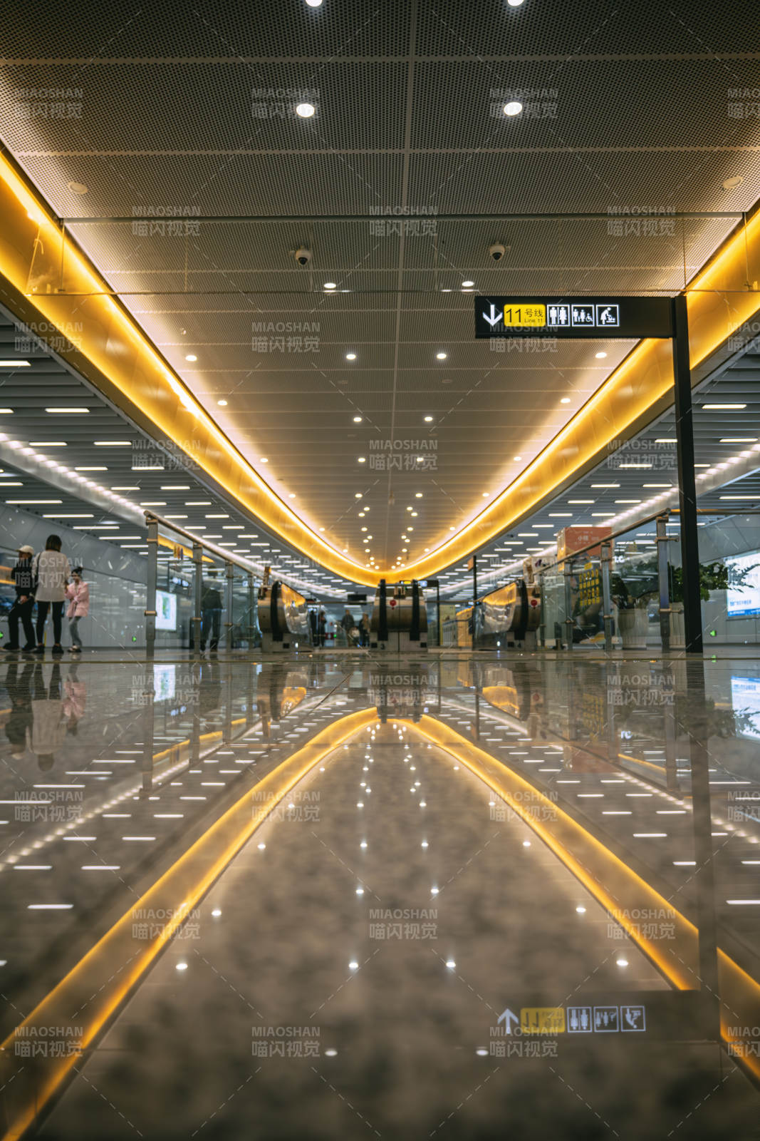 现代地铁站通道图片