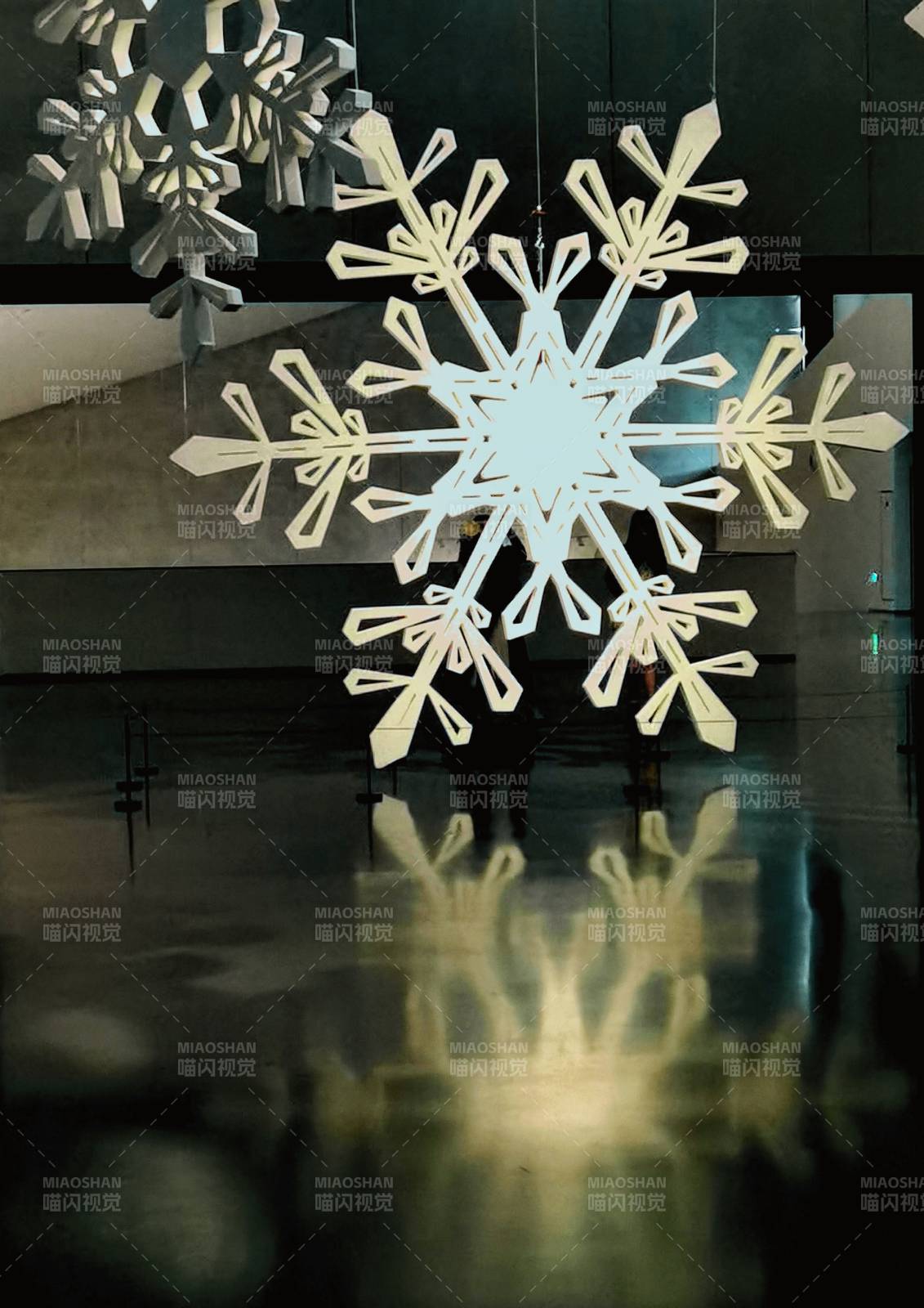 悬挂的雪花装饰图片