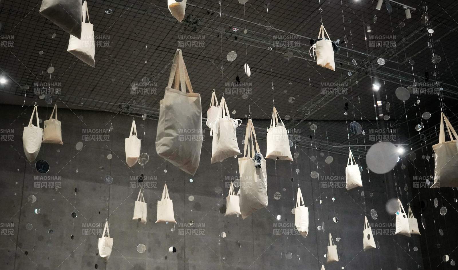 悬挂的布袋艺术图片