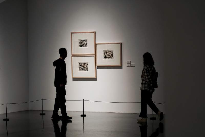 美术馆中的剪影图片