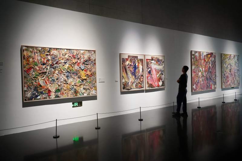 美术馆内观展人影图片