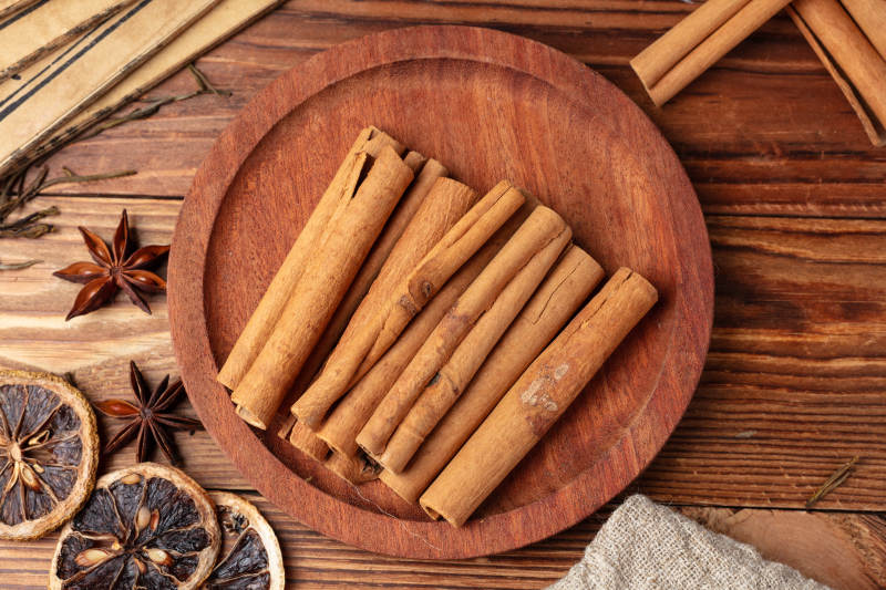 桂皮香料摆盘图片