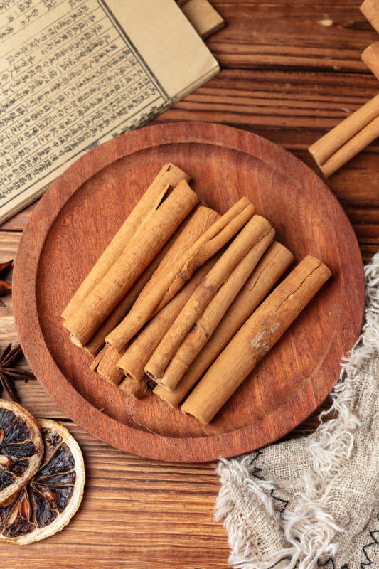 桂皮香料摆盘图片