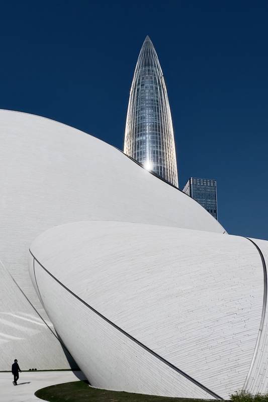 现代建筑与尖塔图片