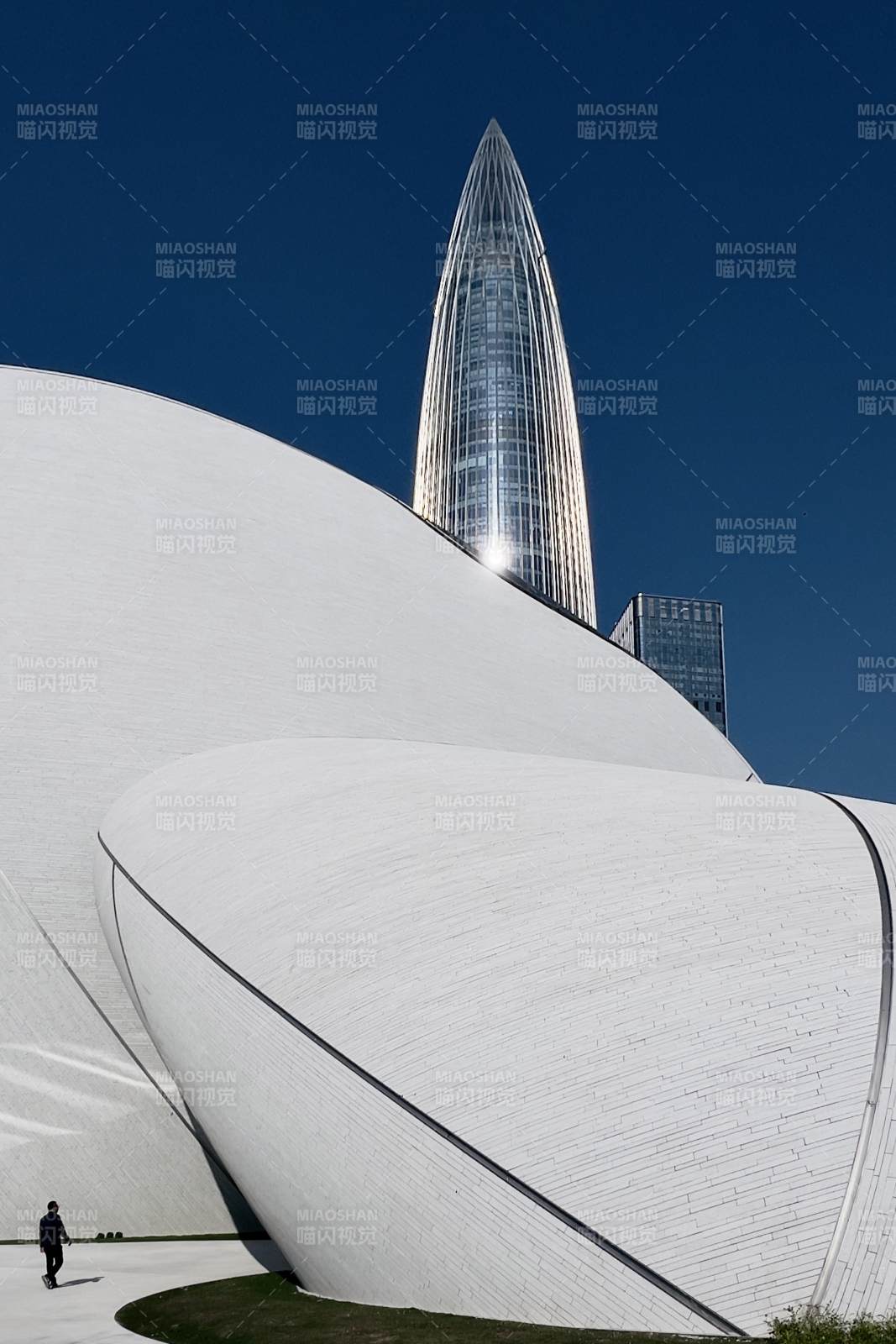 现代建筑与尖塔图片