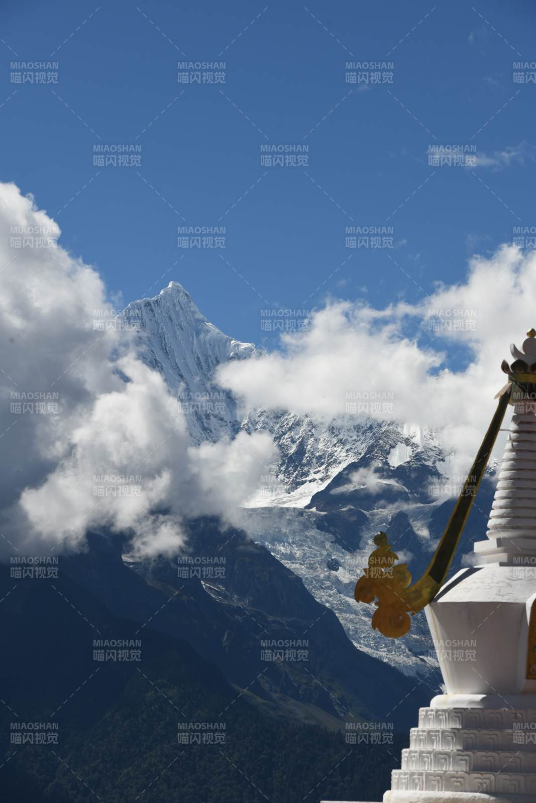 云南梅里 雪山圣塔云海间图片