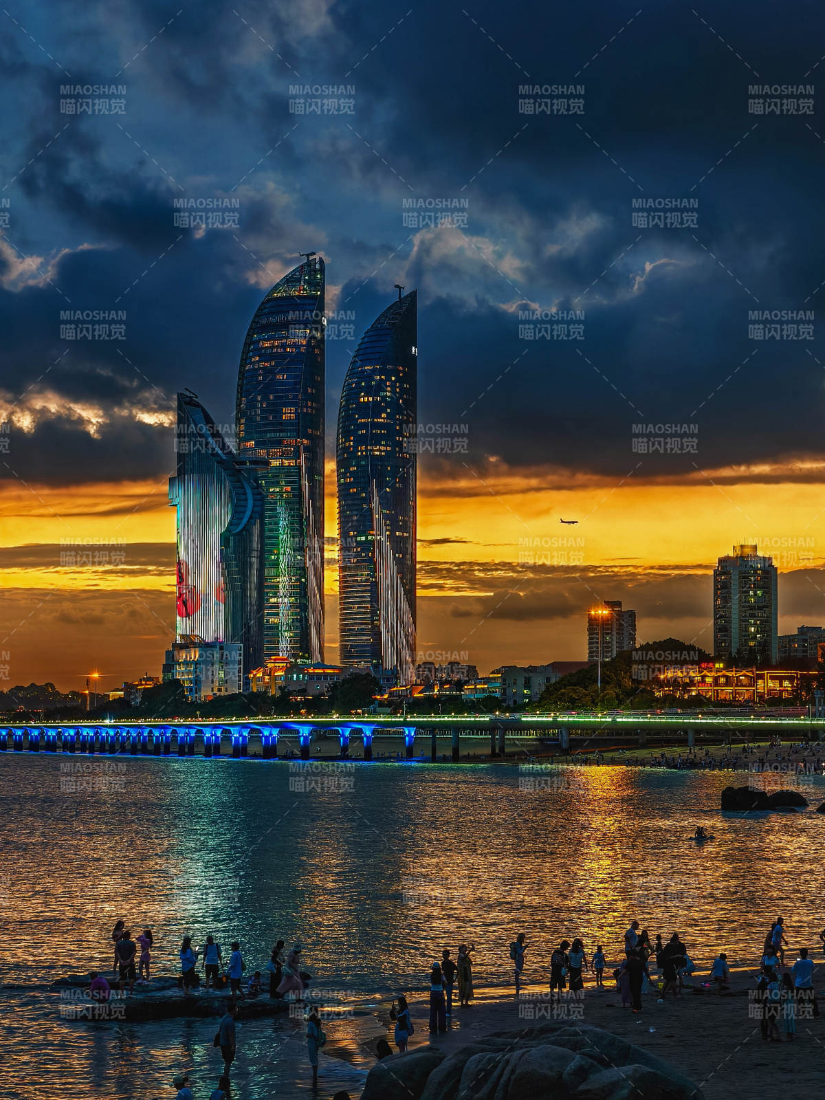 厦门海滨夜景璀璨图片