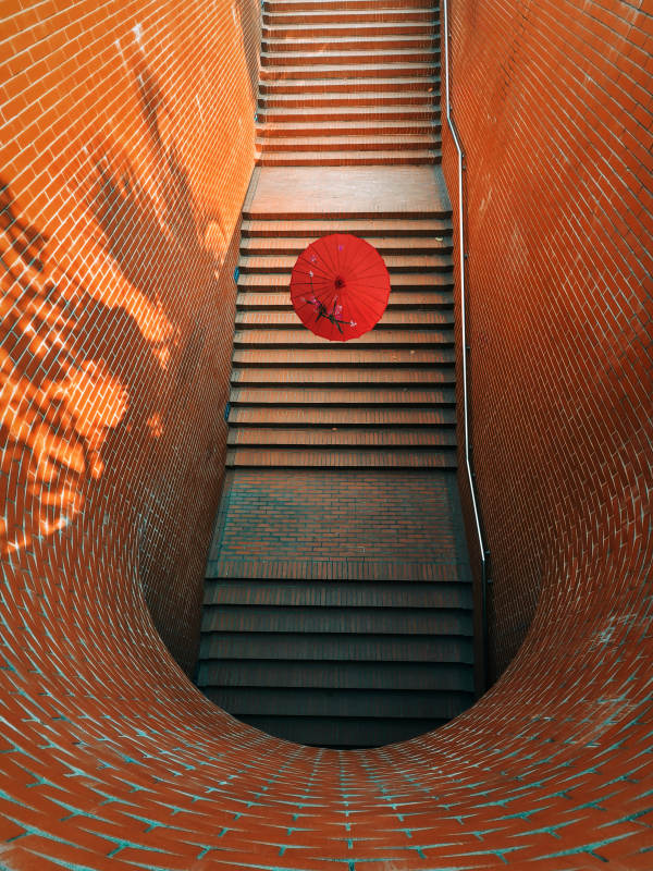 厦门海丝·佰艺里 红伞拾阶图片