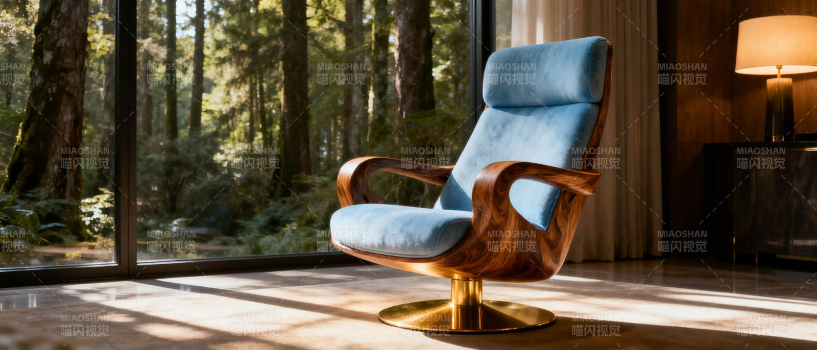 森林中的蓝色扶手椅图片