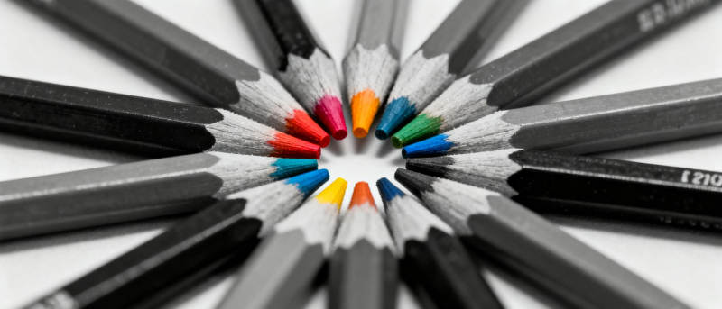 彩色铅笔环绕排列图片