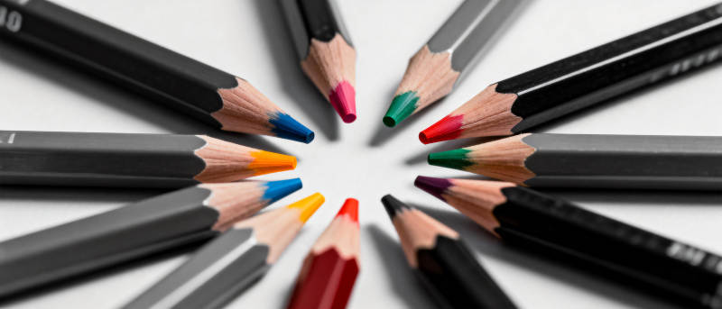 彩色铅笔环绕排列图片