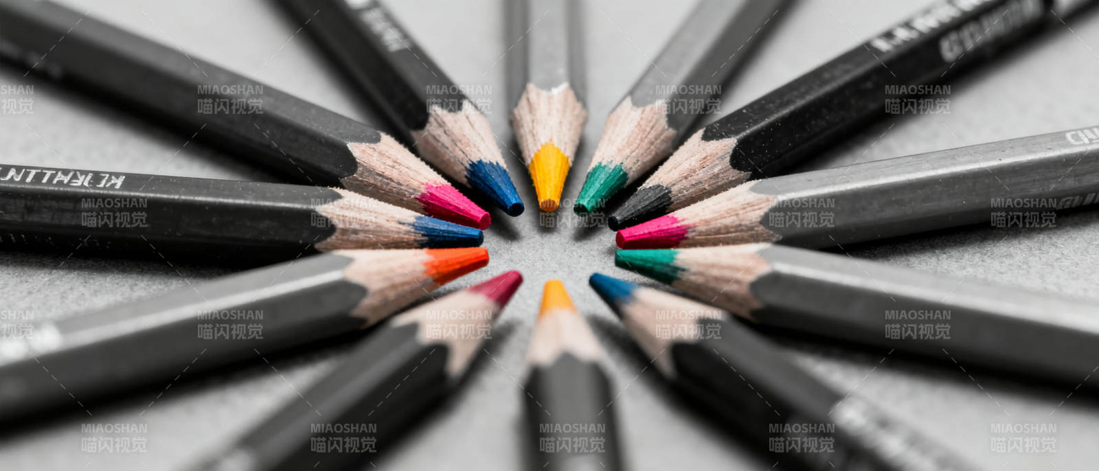 彩铅环绕中心图片