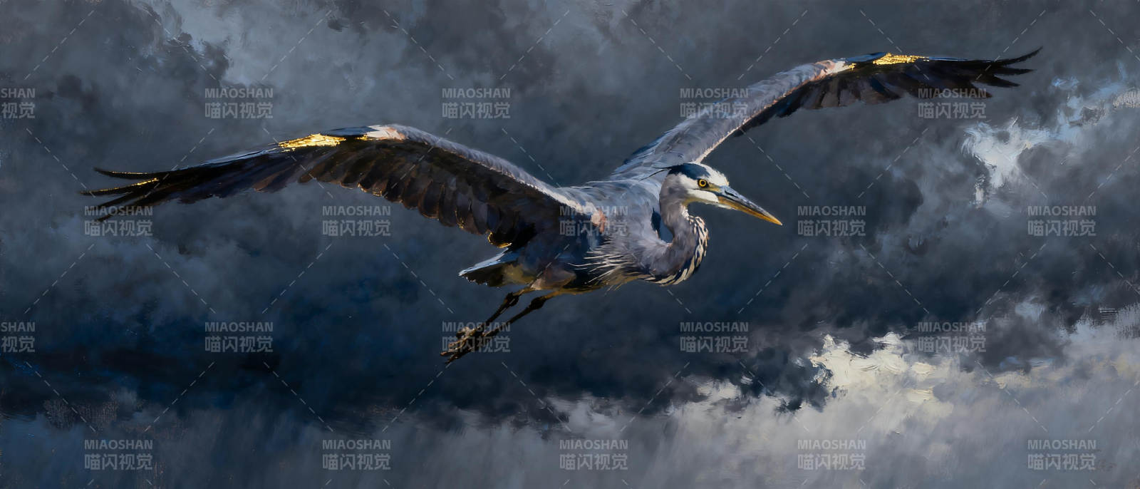 苍鹭翱翔于云际图片