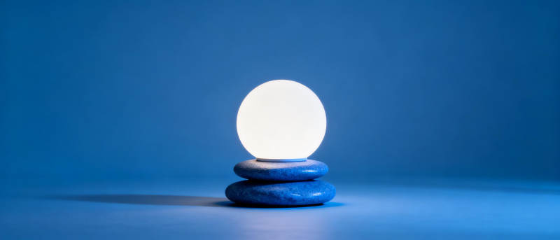 蓝底白球静置图图片