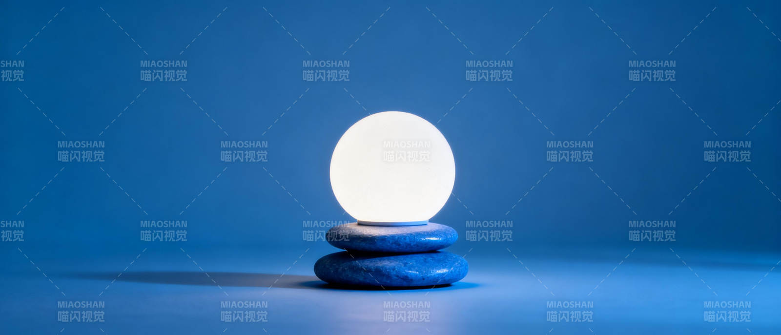 蓝底白球静置图图片